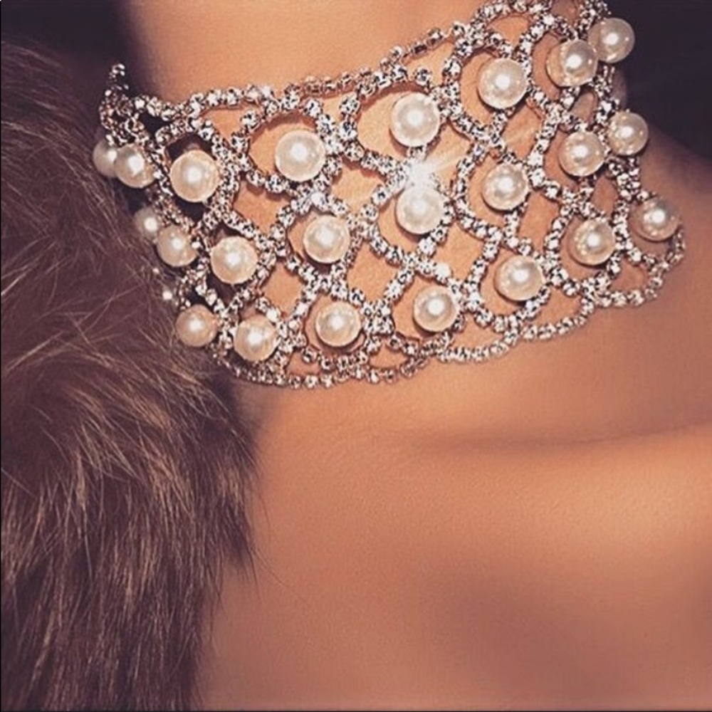 MULTI LAYERS OF PERAL AND CRYSTALS COKER NECKLACE
